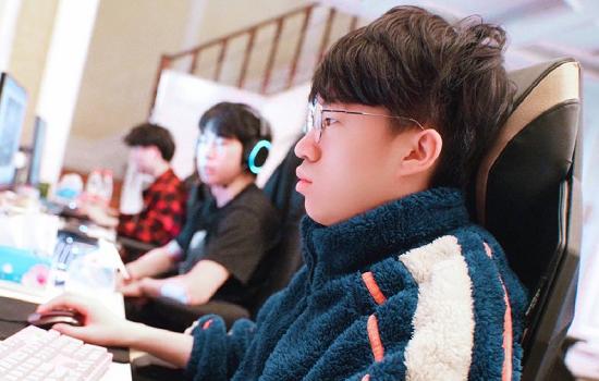 EDG vs OMG决赛视频直播，一场等了太久的青春对决，我们到底在看什么？